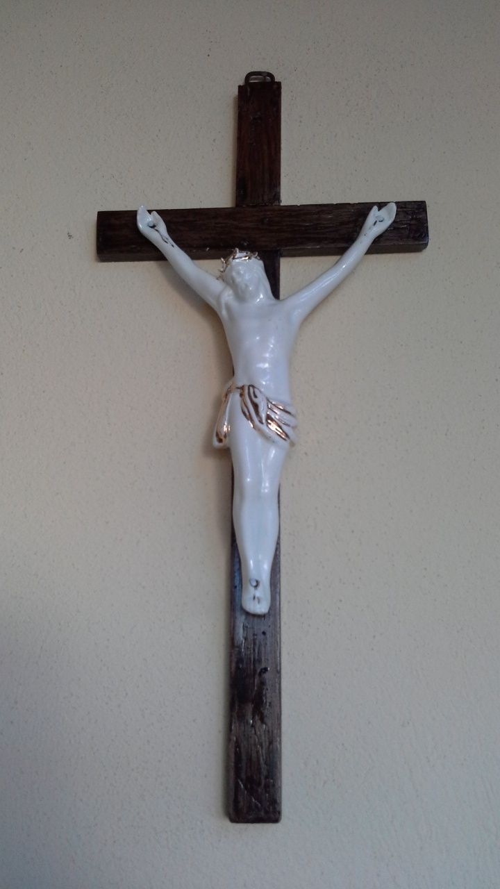Crucifix deosebit,  porțelan si lemn
