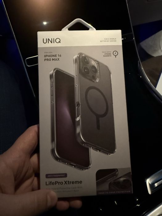 Чехол Uniq на iPhone 16 pro max