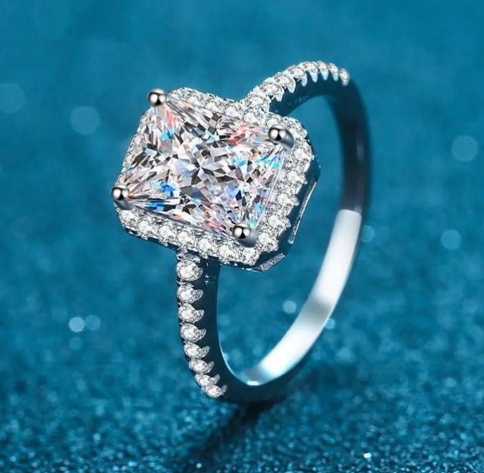 Серебряное кольцо с муассанитом в подарок, с 16 по 17.5 размеры.