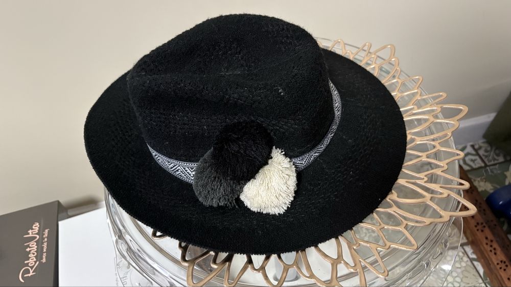 Дамска черна шапка