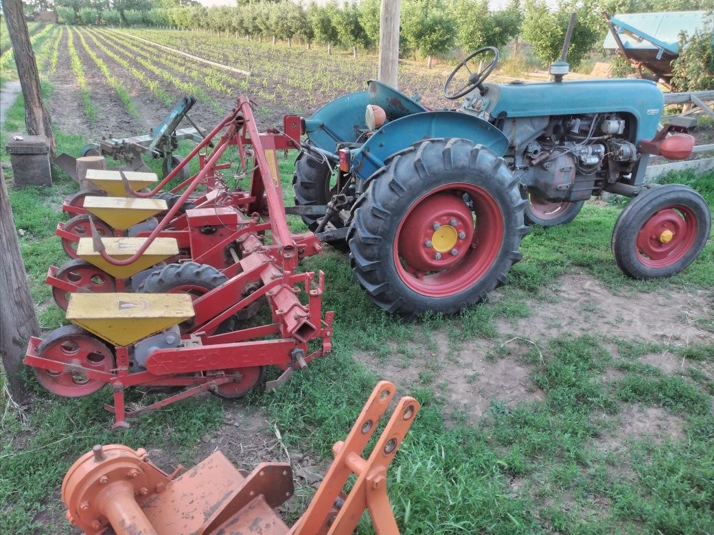 De vînzare tractor și semănătoare