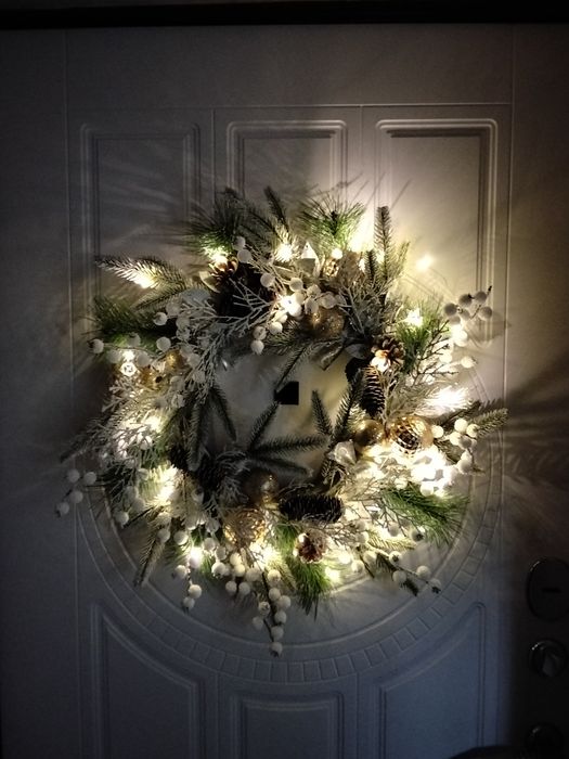 Новогодний венок с подсветкой на дверь декор