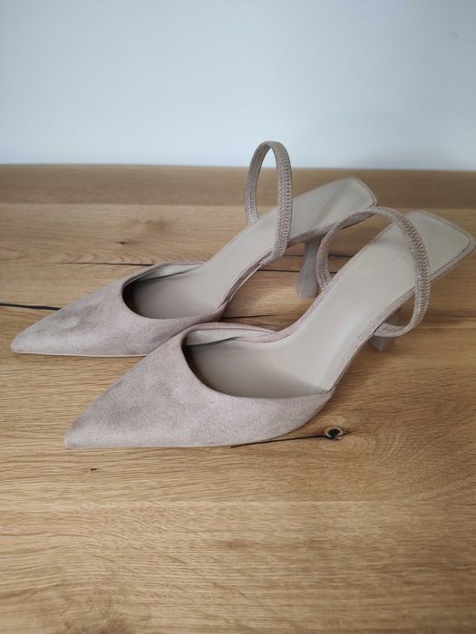 Бежови затворени обувки на ток 7см - 39/40н + ПОДАРЪК чехли