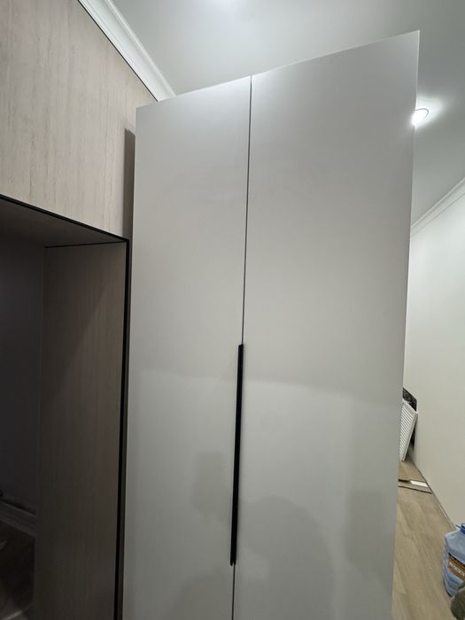 Продам белый шкаф 270 *120 с полками