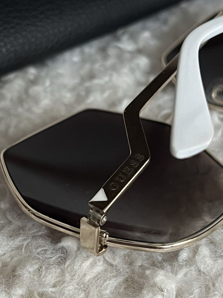 Слънчеви очила на Guess с кутия