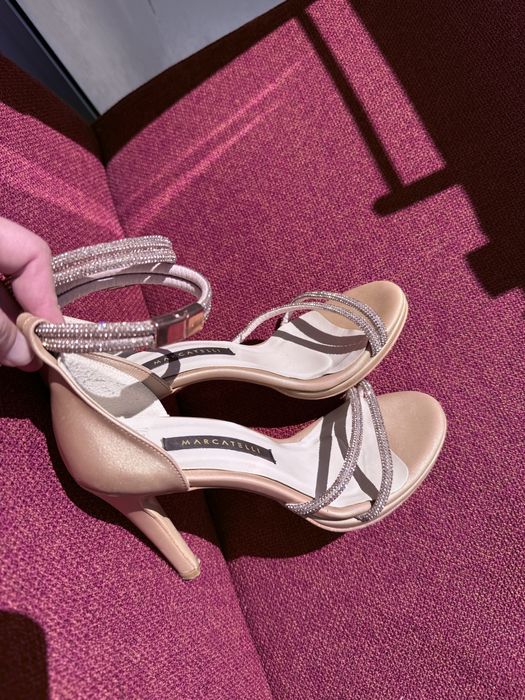 Сандали  златни с камъни