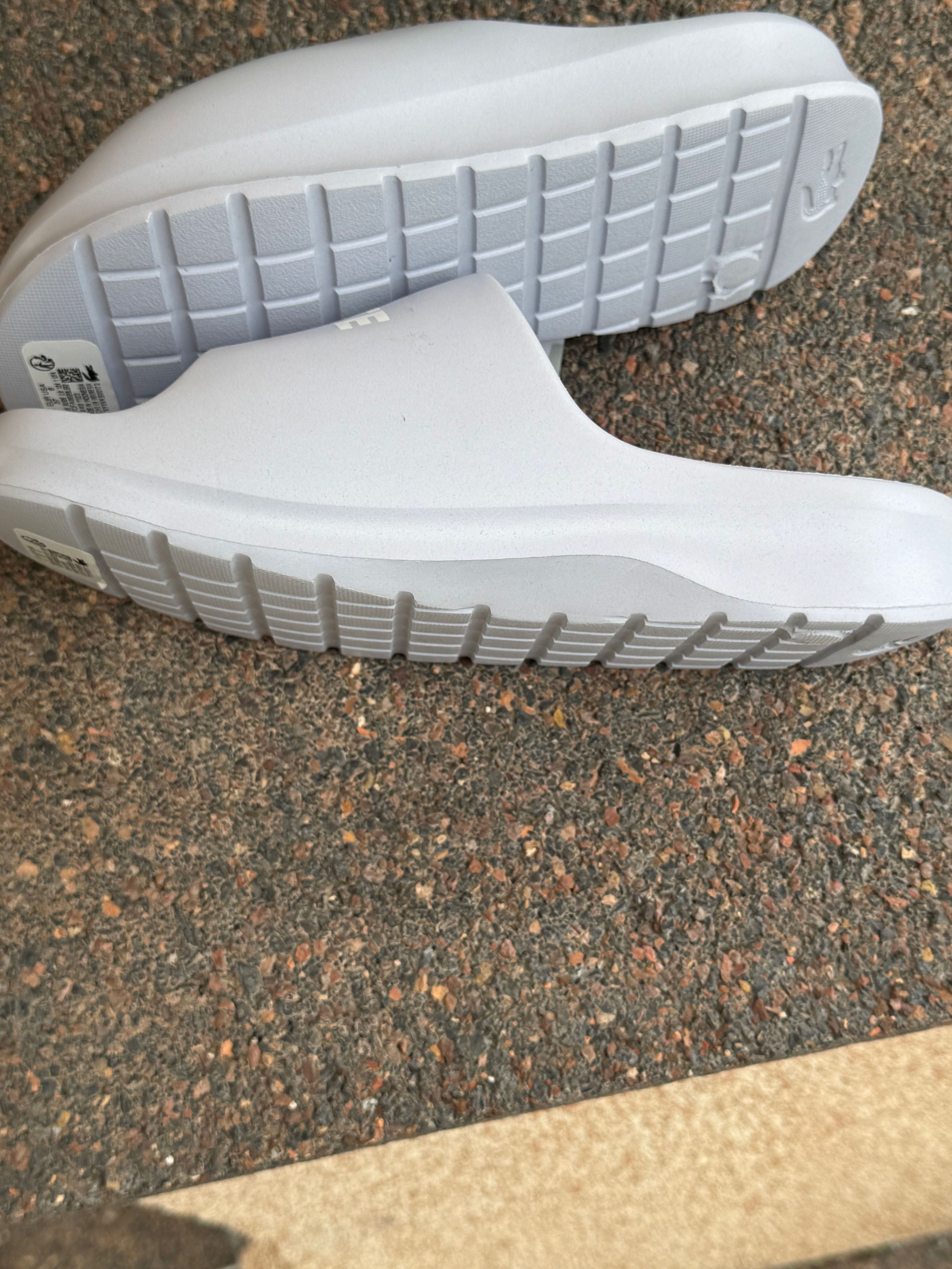 Продавам нови оригинални чехли - джапанки Lacoste, номер 37
