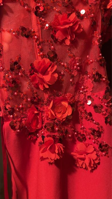 Червена бална рокля