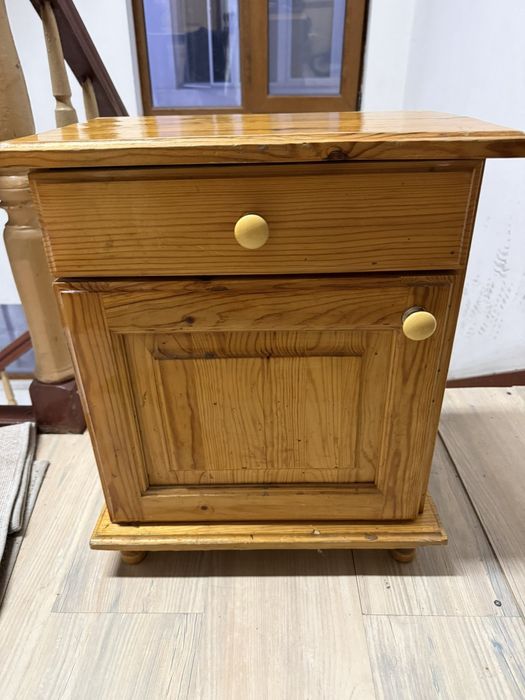 Нощно шкафче дърво