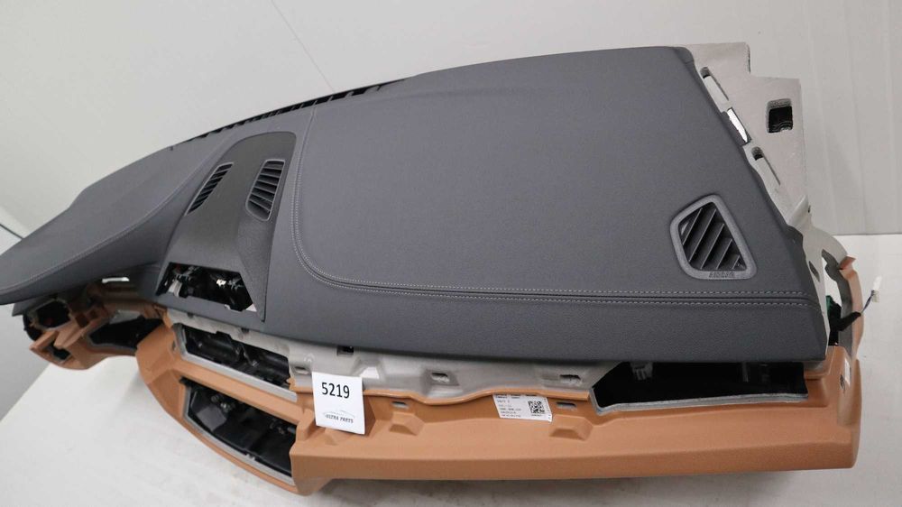 Арматурно табло БМВ Г30 Г31 BMW G30 G31 Черно/коняк
