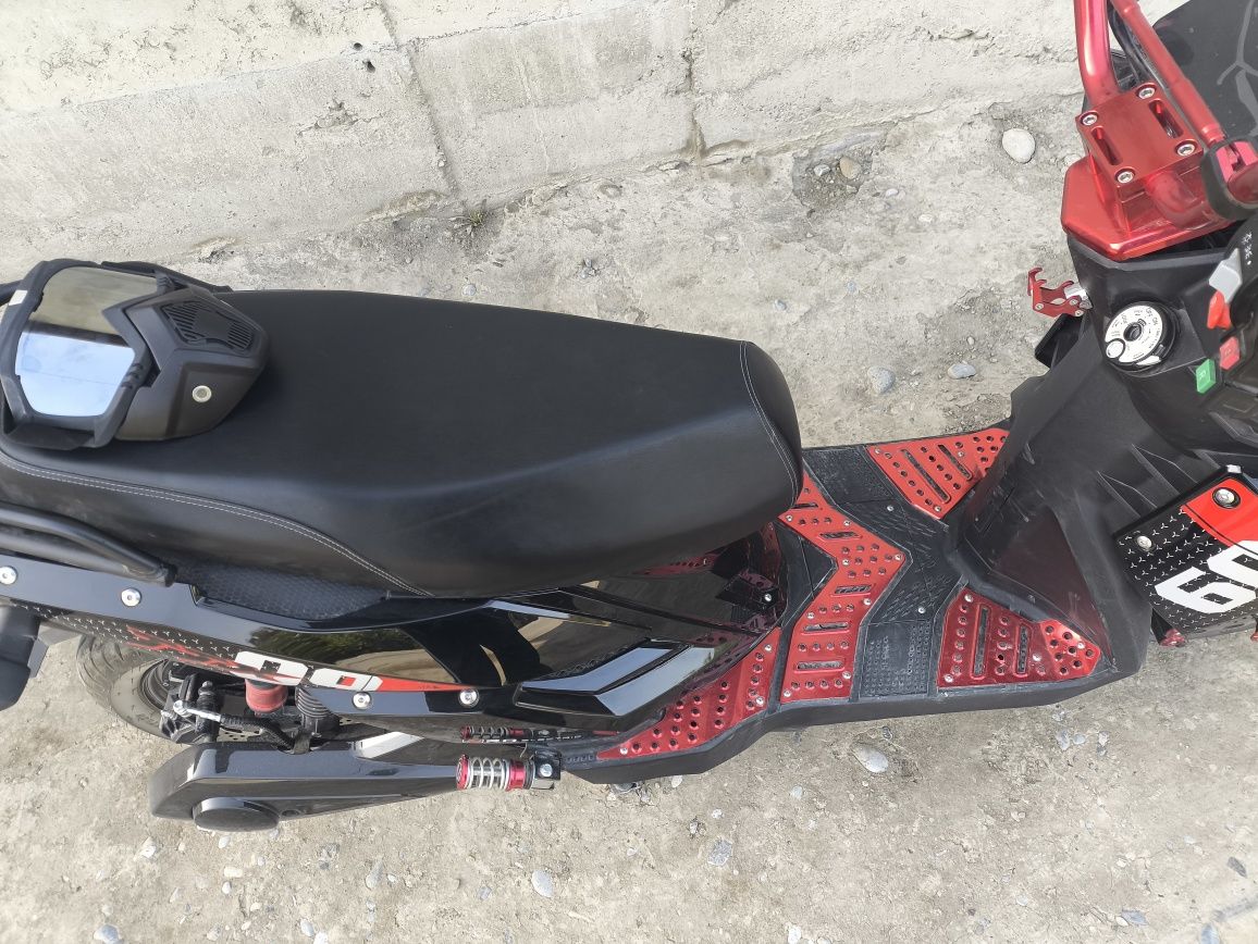 Redline 2025  
Tezligi 80 
Zaryadkasi 100 km javob
Narx