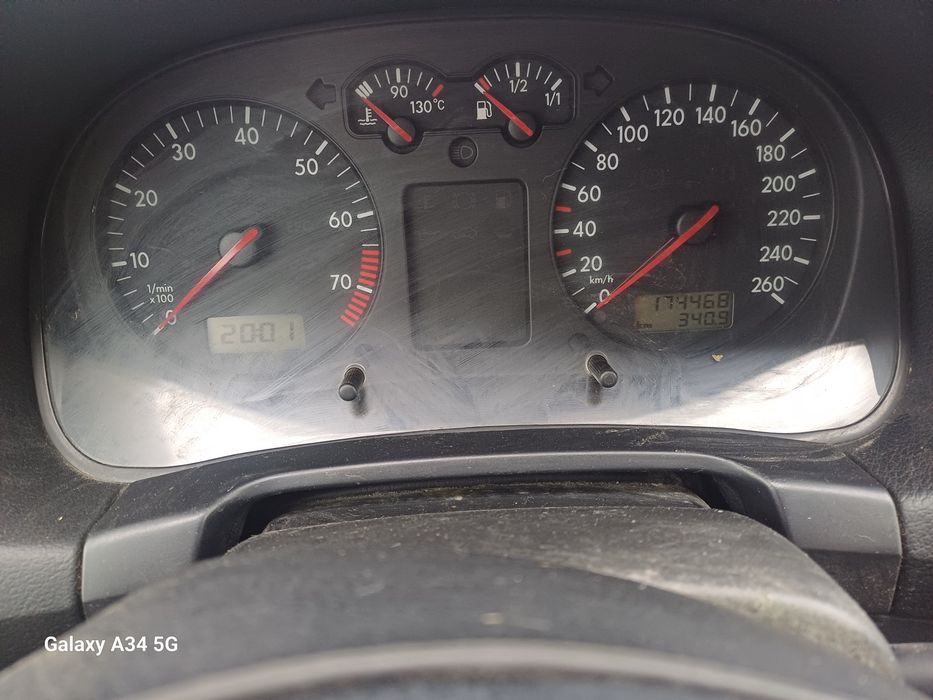 Vănd vw bora 1.6 8v benzina 5000 lei negociabil