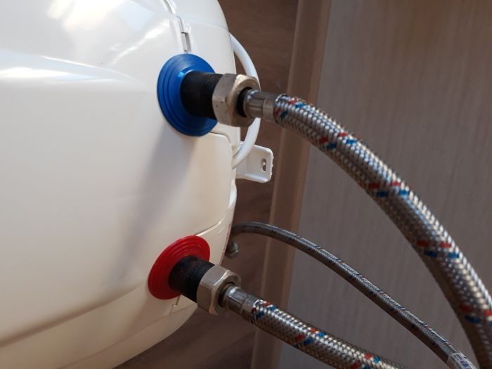 Водонагревател битов електрически 1,5 КВ за монтаж над мивка