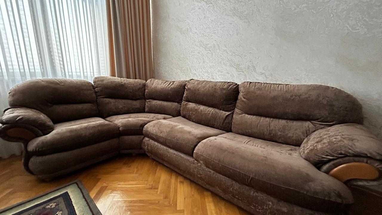 Продается угловой диван и 2 кресла б/у в хорошем состоянии.