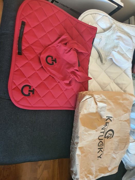 потник за кон и наушници