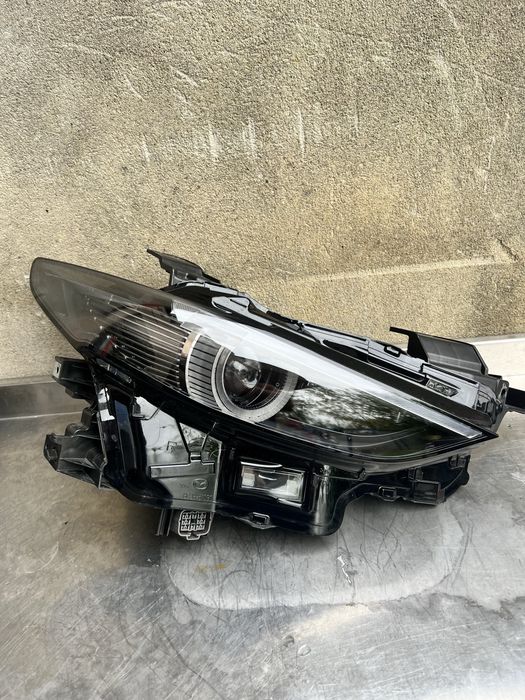 Far dreapta full led Mazda 3 an 2019-2021 cu trei lupe