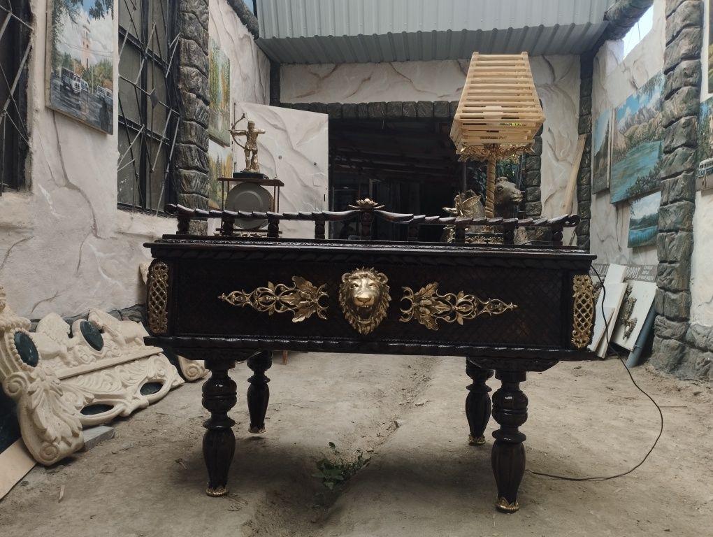 Старинный антикварный письменный стол с лампой