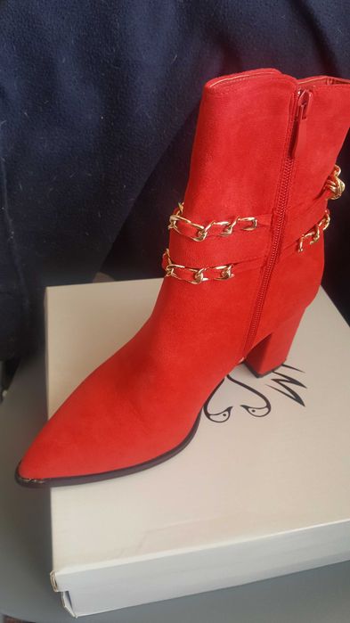 Продавам нови женски ботуши.Червен велур.размер 39.