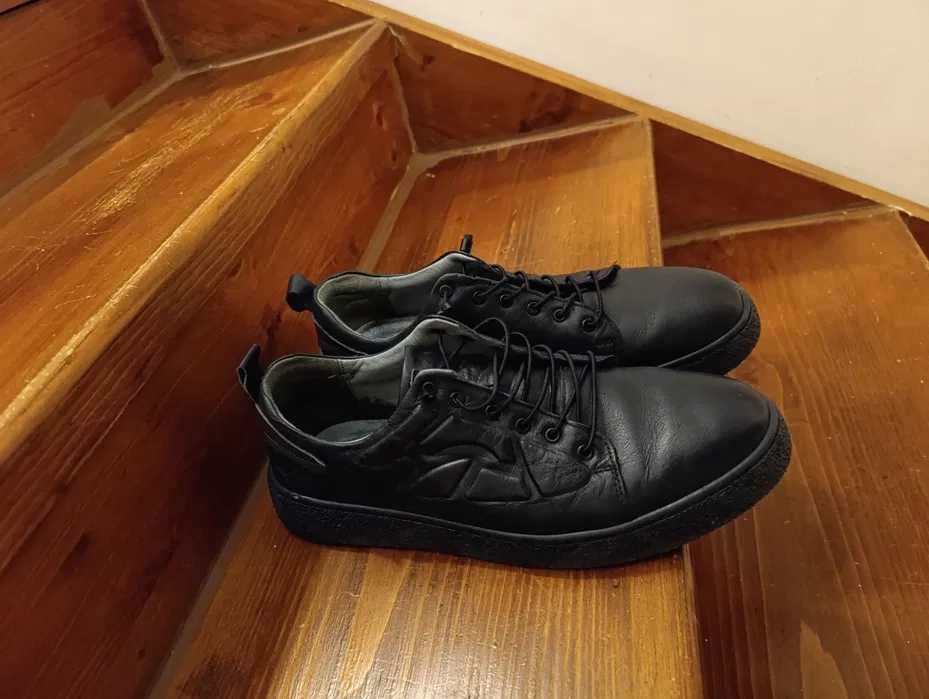 Adidași sport din piele