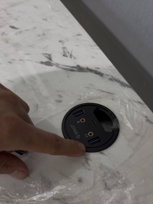 Компьютерный стол с зарядкой