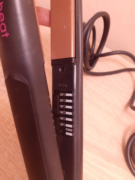 Vând urgent placa diva +cadou undulator de par