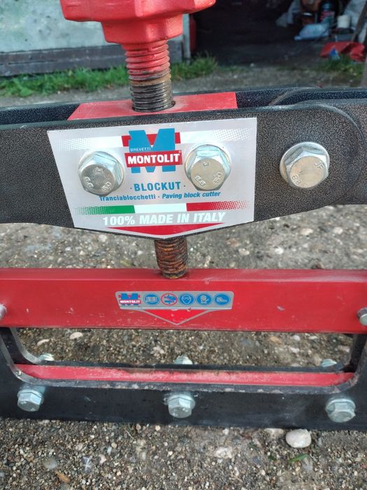 Ghilotina pavaje Montolit aproape noua