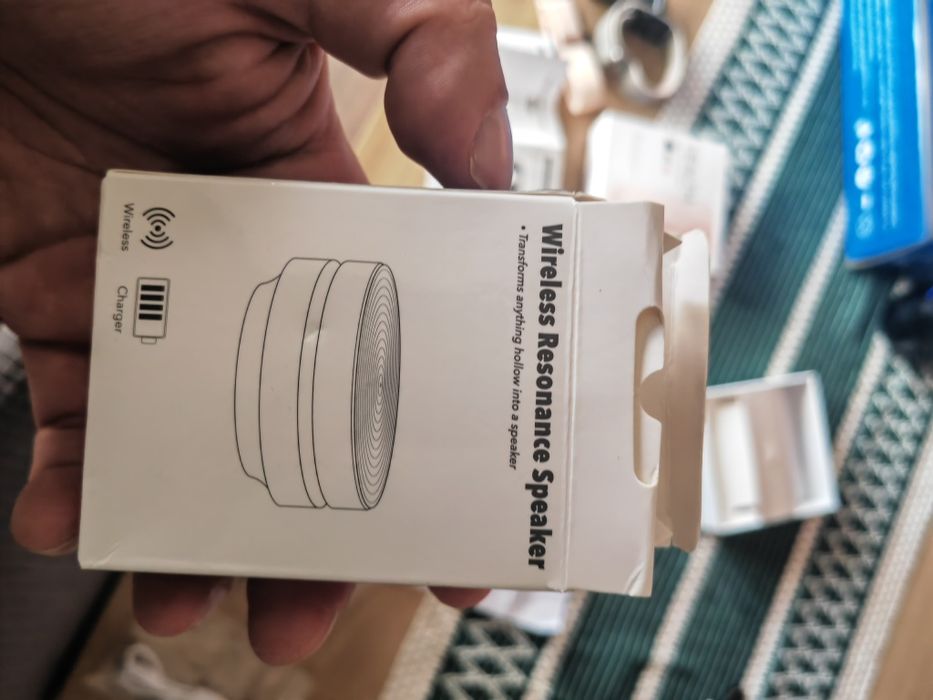 Vând miniboxa wireless resonance speaker