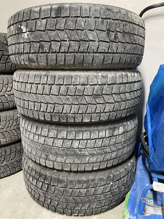 Продам комплект зимних покрышек R17
