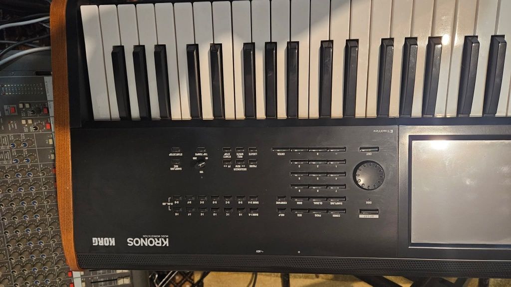 Korg kronos 2 Топ състояние