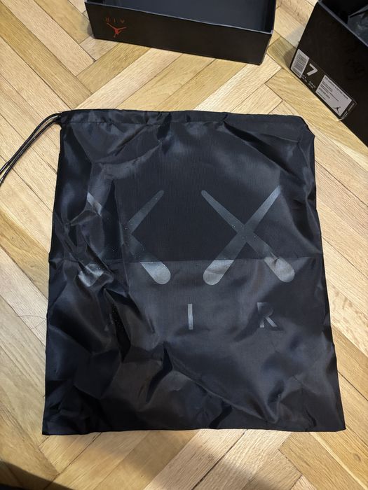 Air Jordan 4 Retro Kaws - NOI