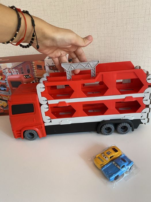 Автовоз с два катапулта, дълга писта и две коли, Cars, Колите, Макуин