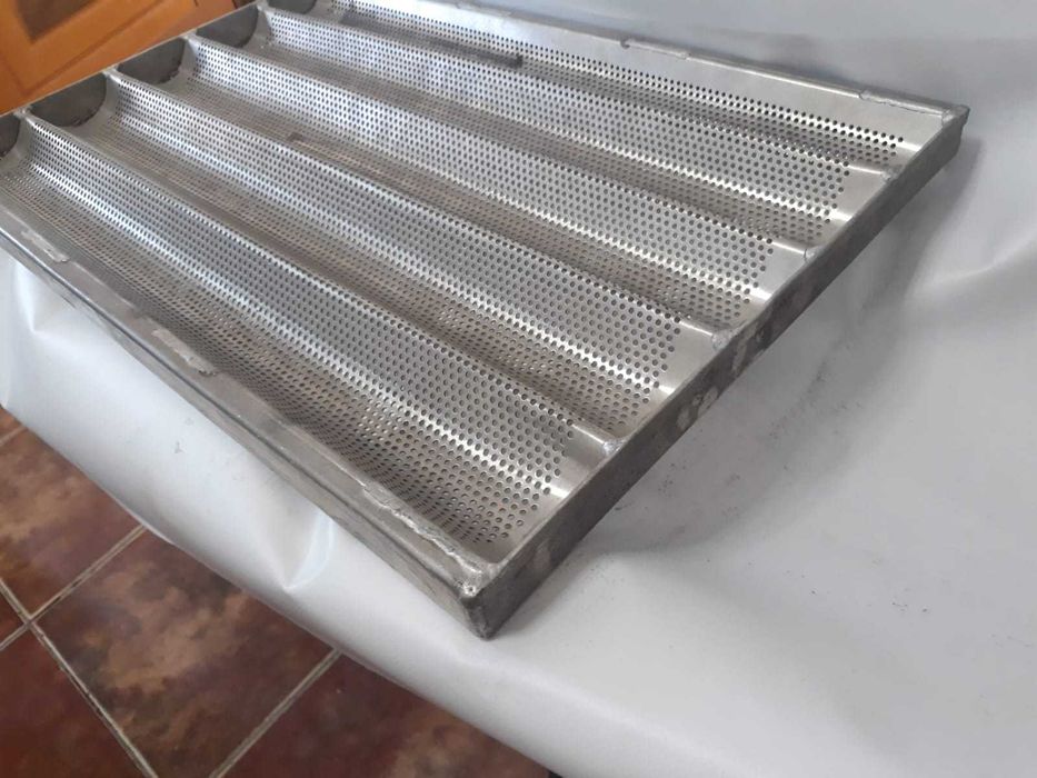 Tavi  p[erforate pentru  bagheta din tabla neagra si inox