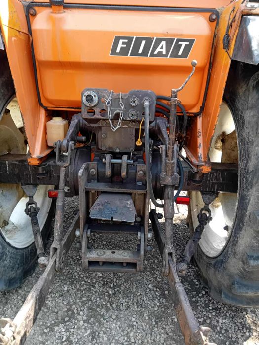 Vand fiat 780 cu incarcator frontal.