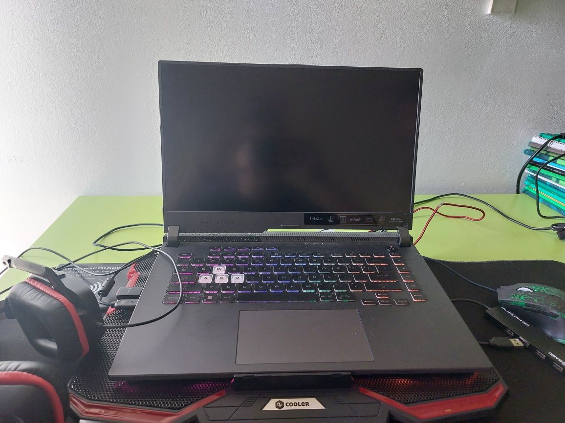 Laptop Asus ROG Strix Gaming plus casti, cooler, mouse, mousepad