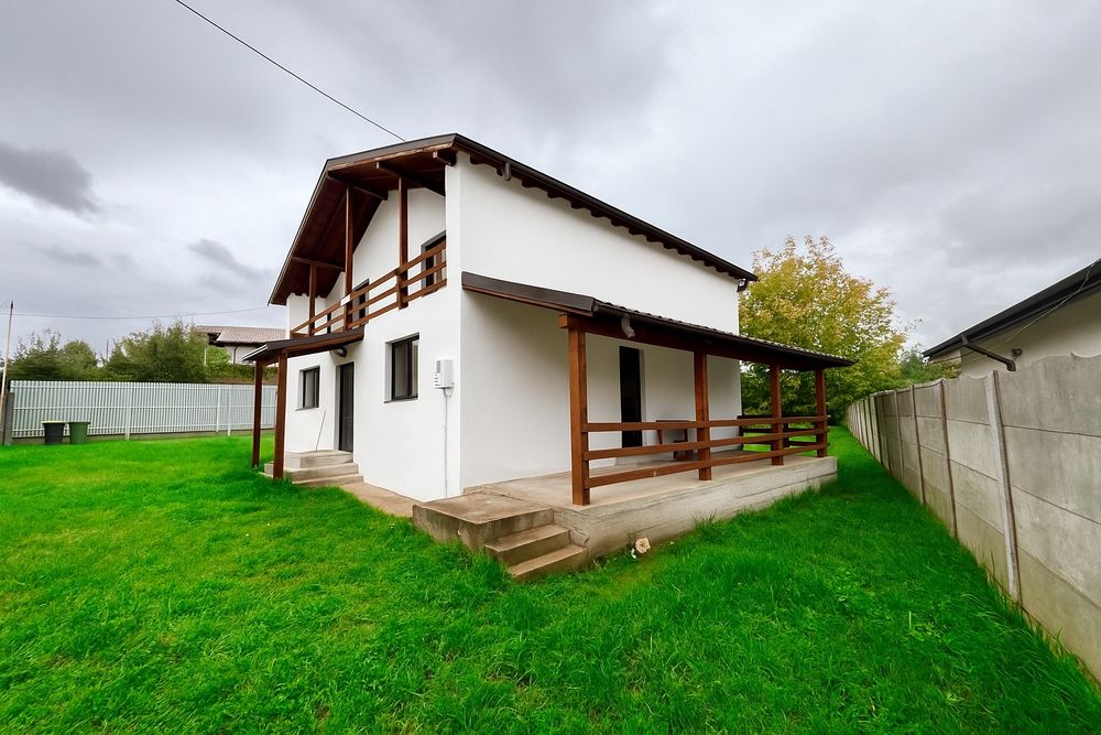 Vând casă cu mansardă si toate utilitațile in zonă excelenta!