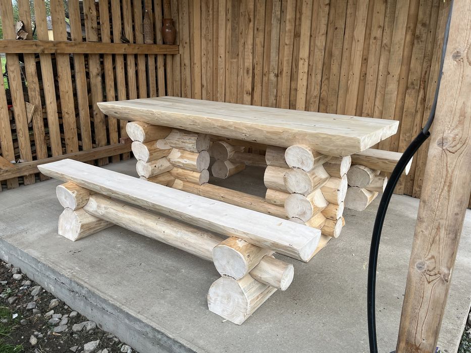 Masa din lemn rotund