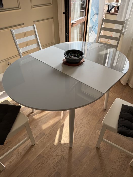 Стол со стульями