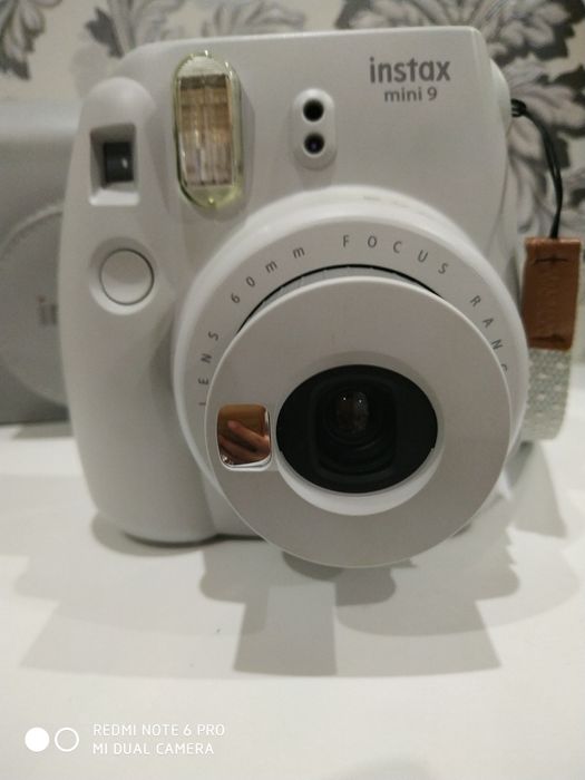 Instax mini 9 новый, в хорошем состоянии, но картриджей нет