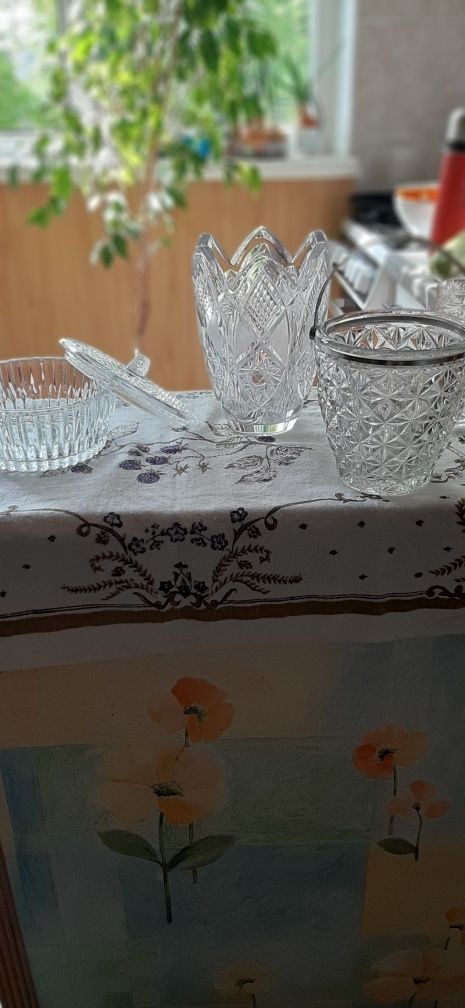 Вазы из стекла и хрусталя.