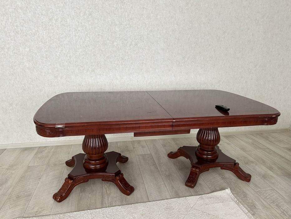 Стол в зал деревянный