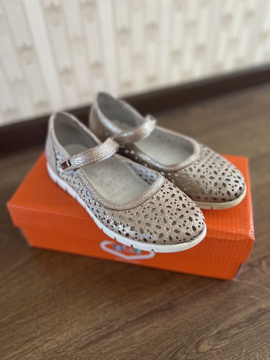 Продам босоножки на девочку