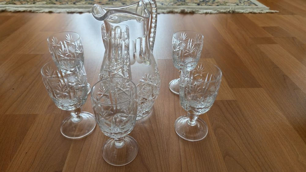 De vanzare borcan vin +6 pahare toate din cristal