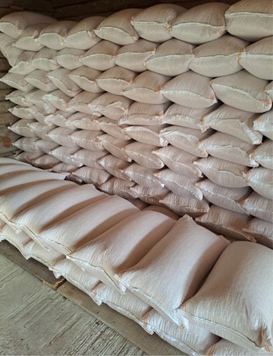 Vând Porumb uscat gata pus in saci ofer si transport la domiciliu