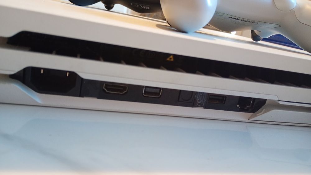 Vând PlayStation 4 pro