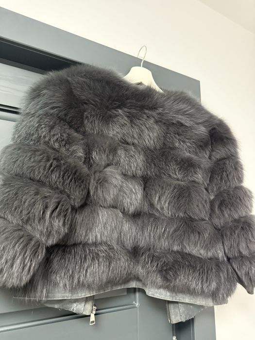 Blana de vulpe,neagra dar bate usor spre gri