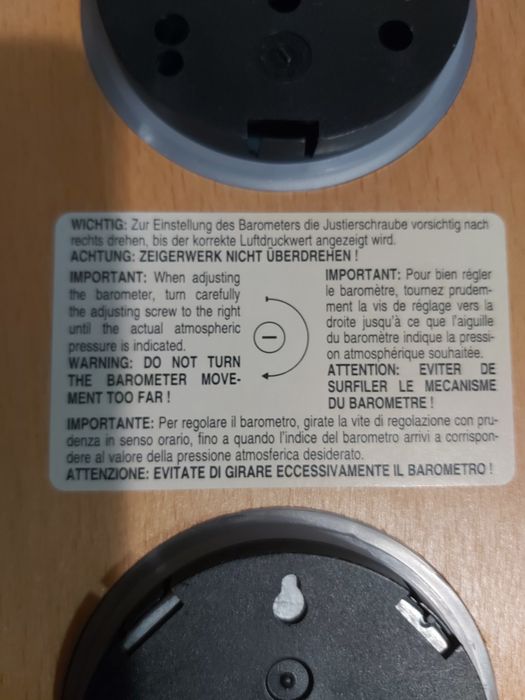 Влагомер,барометър, термометър.