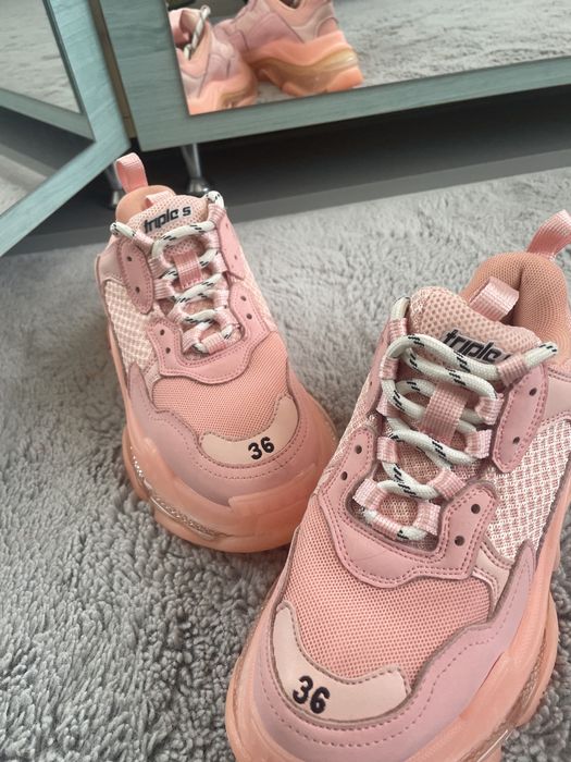 vand adidasi balensiaga noi purtati o singura data