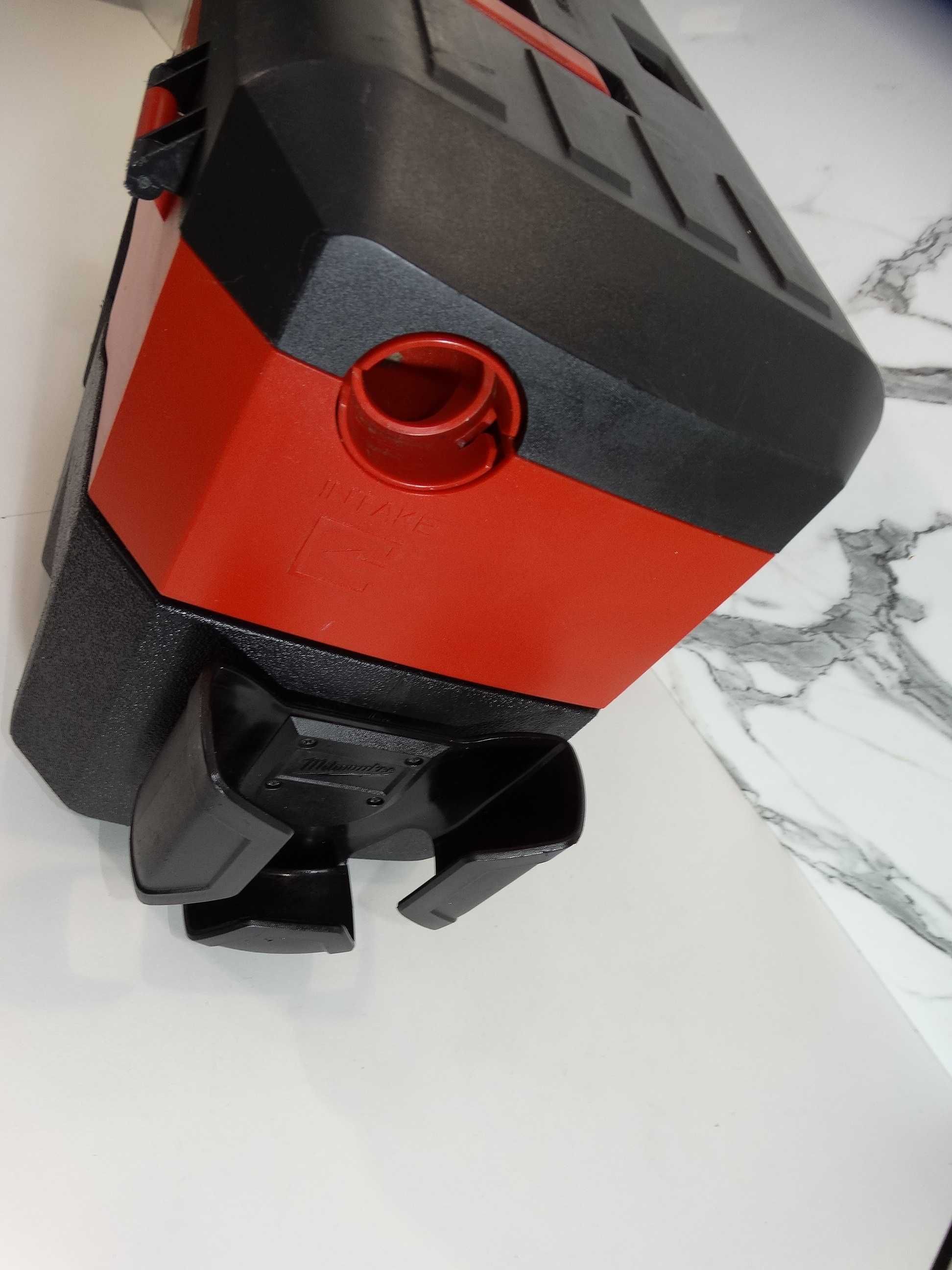 Milwaukee M18 VC - Акумулаторна прахосмукачка