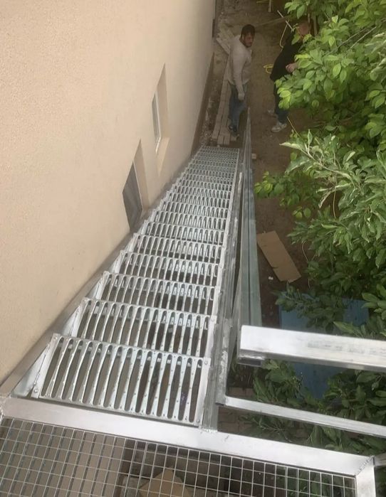 Vând scări zincate