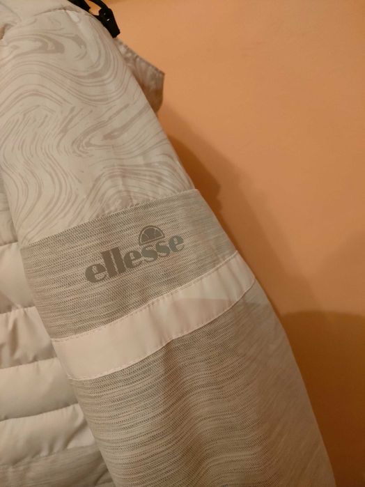 Vând geaca ellesse